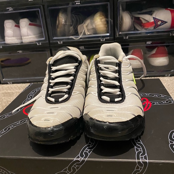 Nike Vapor Max Size 7Y in great shape but no original insoles.